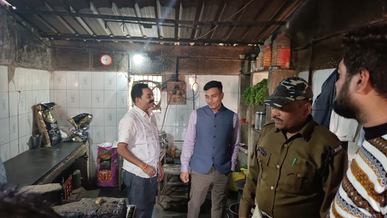 शिकायत मिलने पर होटलों की निरीक्षण करने पहुँचे प्रशिक्षु आयुक्त आईएएस लक्ष्मण तिवारी: