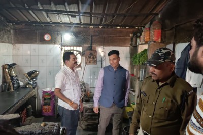 शिकायत मिलने पर होटलों की निरीक्षण करने पहुँचे प्रशिक्षु आयुक्त आईएएस लक्ष्मण तिवारी: