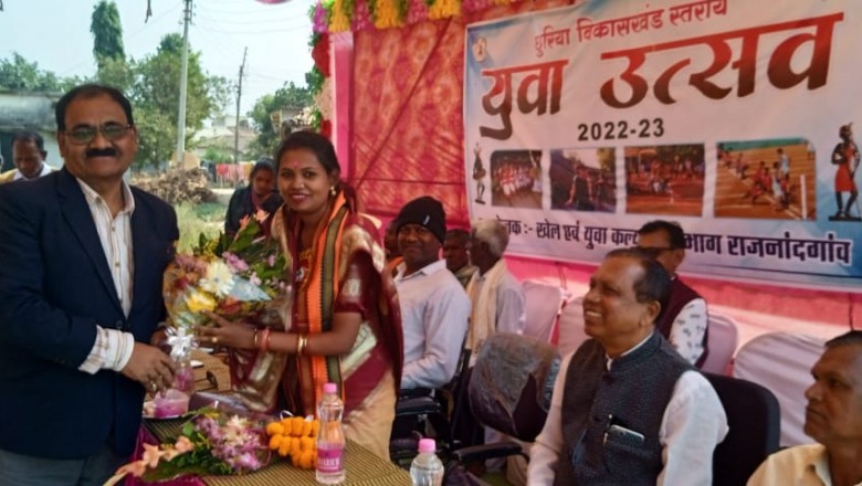 *उमरवाही मे विकासखंड स्तरीय युवा उत्सव का शुभांरभ अध्यक्ष गीता घासी साहू ने किया***