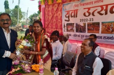 *उमरवाही मे विकासखंड स्तरीय युवा उत्सव का शुभांरभ अध्यक्ष गीता घासी साहू ने किया***