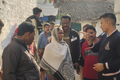 आयुक्त प्रशिक्षु IAS लक्ष्मण तिवारी ने सफाई को लेकर मोहल्ले वासियों से फीडबैक लिया