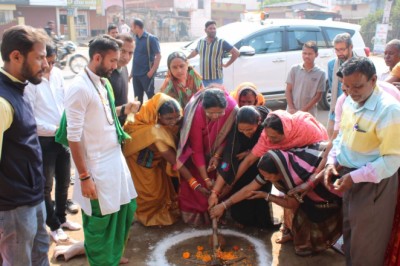 चिखली में निर्मित विभिन्न सामुदायिक भवनों में अतिरिक्त कक्ष निर्माण एवं तालाब सौदर्यीकरण कार्य का महापौर ने किया भूमिपूजन