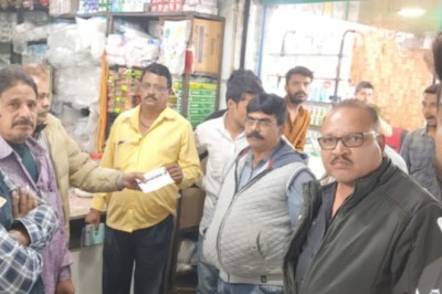 प्रतिबंधित पॉलीथिन के प्रयोग पर किया जुर्माना,दुकानदारो में मचा हड़कंप