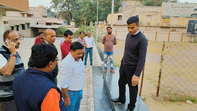 निगम ने बुलडोजर से सड़क के किनारे से अतिक्रमण को हटाया