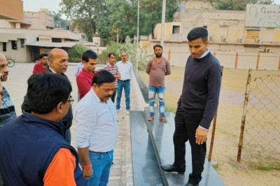 निगम ने बुलडोजर से सड़क के किनारे से अतिक्रमण को हटाया