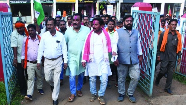 बिना अधिग्रहण किए बना दिए किसानों की जमीन पर सड़क