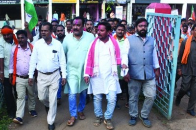 बिना अधिग्रहण किए बना दिए किसानों की जमीन पर सड़क
