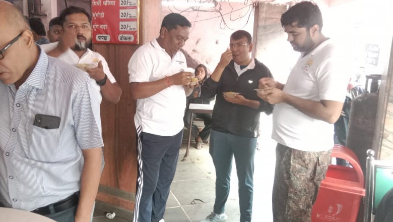 कलेक्टर, जिला पंचायत सीईओ एवं नगर निगम आयुक्त ने गुड मॉर्निंग राजनांदगांव कार्यक्रम के बाद शहर के सुप्रसिद्ध होटल मानव मंदिर जाकर स्वादिष्ट पोहा व चाय का उठाया लुत्फ