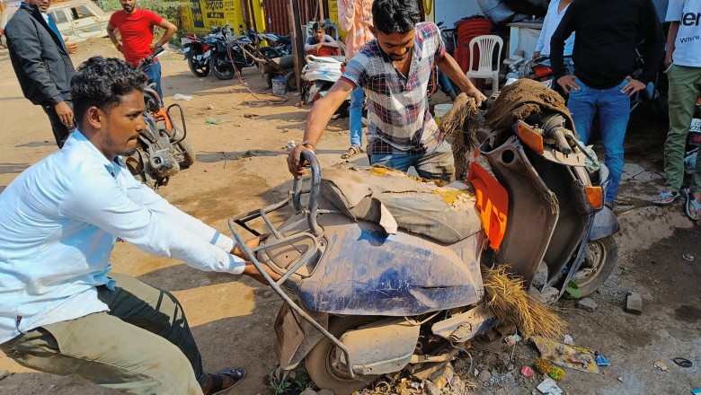 आयुक्त के निर्देश सड़क किनारे से कंडम,कबाड़ गाड़ियों तथा बेतरतीब खड़े वाहनों को हटाने निगम ने चलाया गया अभियान