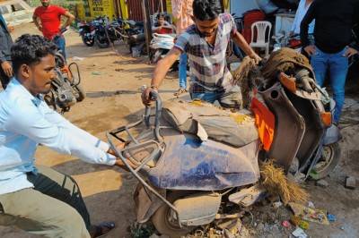 आयुक्त के निर्देश सड़क किनारे से कंडम,कबाड़ गाड़ियों तथा बेतरतीब खड़े वाहनों को हटाने निगम ने चलाया गया अभियान