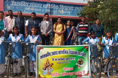 शास. उच्चतर माध्यमिक शाला उमरपोटी में हुआ सायकल वितरण