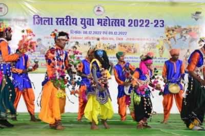 ऐसी बही छत्तीसगढ़ी गीत की बयां कि हर कोई झूम उठे - राउत नाचा, सुआ गीत, पंथी नृत्य सहित लोकगीतों ने छोड़ी अनूठी छाप