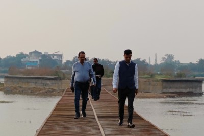 आयुक्त आईएएस लक्ष्मण तिवारी ने ठगड़ा बांध का किया निरीक्षण ,कार्य की गति बढ़ाने इंजीनियरों व ठेकेदार को निर्देश