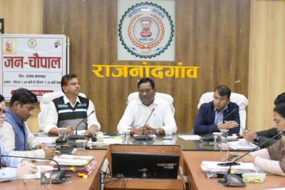 गोधन न्याय योजना के प्रभावी क्रियान्वयन हेतु सभी ग्राम पंचायतों में शत-प्रतिशत गोबर खरीदी करने युद्ध स्तर पर करें कार्य - कलेक्टर