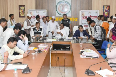 कलेक्टर ने जनचौपाल में आवेदनों के गुणवत्तापूर्ण निराकरण करने दिए निर्देश