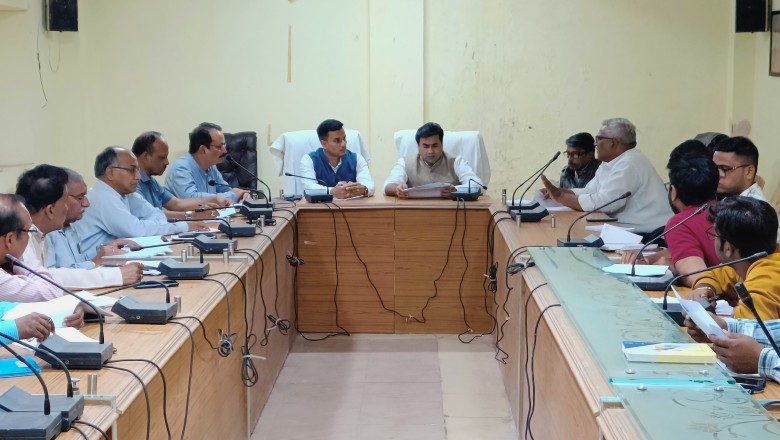 महापौर एवं आयुक्त ने समीक्षा बैठक में विकास कार्यो की गति बढाने तथा कार्य को समय सीमा में पूर्ण करने के दिए निर्देश