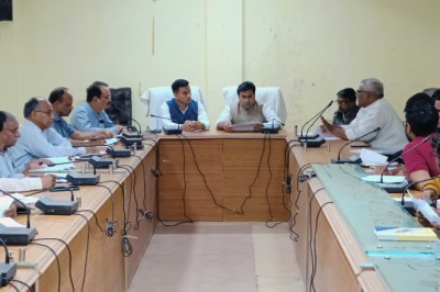 महापौर एवं आयुक्त ने समीक्षा बैठक में विकास कार्यो की गति बढाने तथा कार्य को समय सीमा में पूर्ण करने के दिए निर्देश