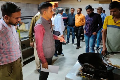 बी.आई.टी. कॉलेज एव हॉस्टलों की सफाई देखने पहुंचे आयुक्त आईएएस लक्ष्मण तिवारी