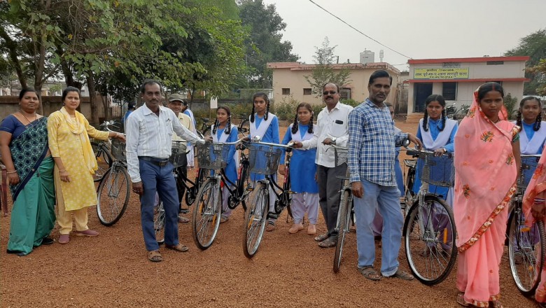 धमधा : ग्राम मलपुरीकला में सरस्वती योजना के तहत सायकिल वितरण