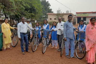 धमधा : ग्राम मलपुरीकला में सरस्वती योजना के तहत सायकिल वितरण