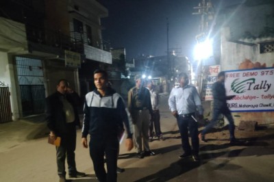 आयुक्त का रात्रिकालीन निरीक्षण, 05 वार्डो में स्ट्रीट लाइट एवं साफ सफाई का लिया जायजा