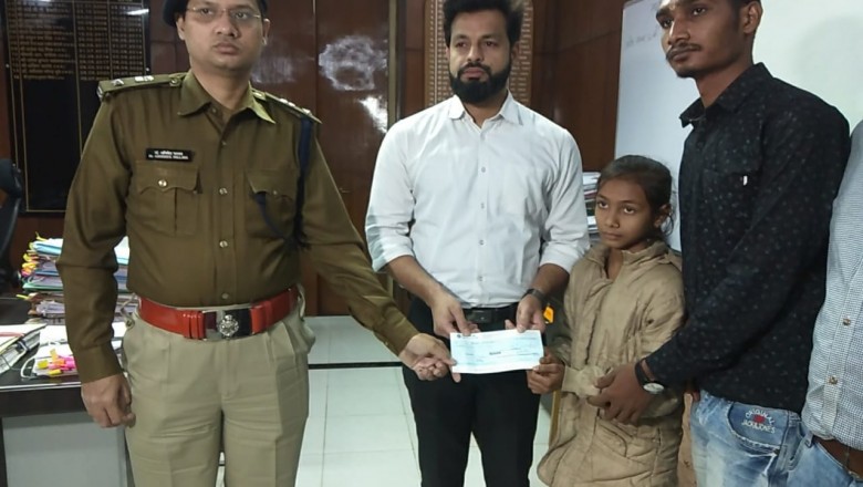 कलेक्टर एवं एसपी ने प्रदान किया अन्नू को पंद्रह लाख रुपए का चेक