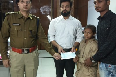 कलेक्टर एवं एसपी ने प्रदान किया अन्नू को पंद्रह लाख रुपए का चेक