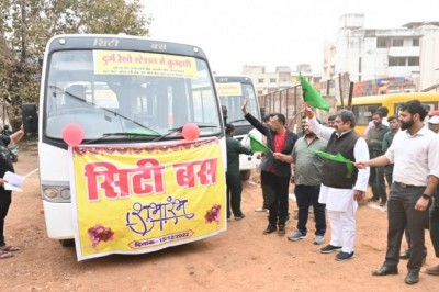 सिटी बस का परिचालन आज से प्रारंभ, महापौर नीरज पाल ने हरी झंडी दिखाकर निर्धारित रूट के लिए बसों को किया रवाना, यात्रियों को मिलेगी सुविधा, आवागमन के लिए मिलेगी राहत