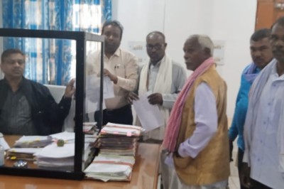 झाड़ीखैरी मे जंगल जप्त जमीन पर बसा मकान, बाड़ी का पट्टा दिलवाने कलेक्टर को सौंपा ज्ञापन
