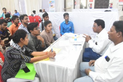 हाथों में सुनहरा आफर लैटर, मेगा एंप्लायमेंट कैंप में सपने हुए पूरे
