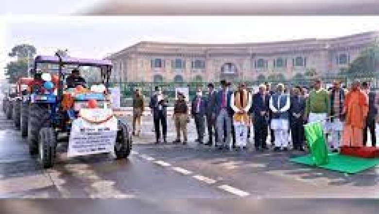 लखनऊ में किसान सम्मान दिवस के रूप में मनाई जा रही जयंती, योगी ने किसानों को दिए ट्रैक्टर