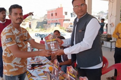 *टेनिस बाल क्रिकेट प्रतियोगिता का छुरिया मे हुआ शुभारंभ*
