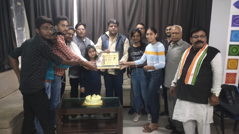 जितेंद्र मुदलियार को जन्मदिन पर मेमोंटो भेंट कर दी बधाई - विक्की पटेल