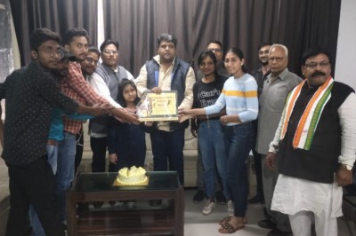 जितेंद्र मुदलियार को जन्मदिन पर मेमोंटो भेंट कर दी बधाई - विक्की पटेल