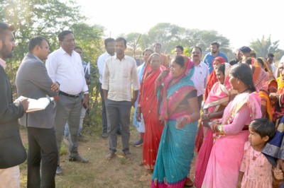 रीपा योजना अंतर्गत चल रहे निर्माण कार्यों को देखने कल्लूबंजारी पहुंचे कलेक्टर