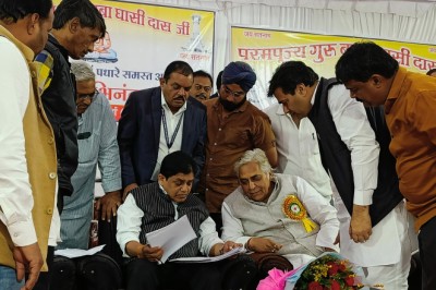 नगरीय प्रशासन मंत्री डॉ शिवकुमार डहरिया से  विधायक व महापौर ने विकास कार्यो के लिए राशि की मांग पत्र सौंपे: