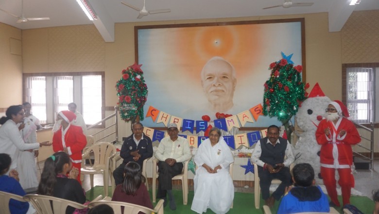राजयोग भवन के सभागृह में डिवाइन ग्रुप के बच्चों ने मनाया मैरी क्रिसमस पर्व