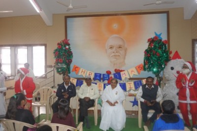 राजयोग भवन के सभागृह में डिवाइन ग्रुप के बच्चों ने मनाया मैरी क्रिसमस पर्व