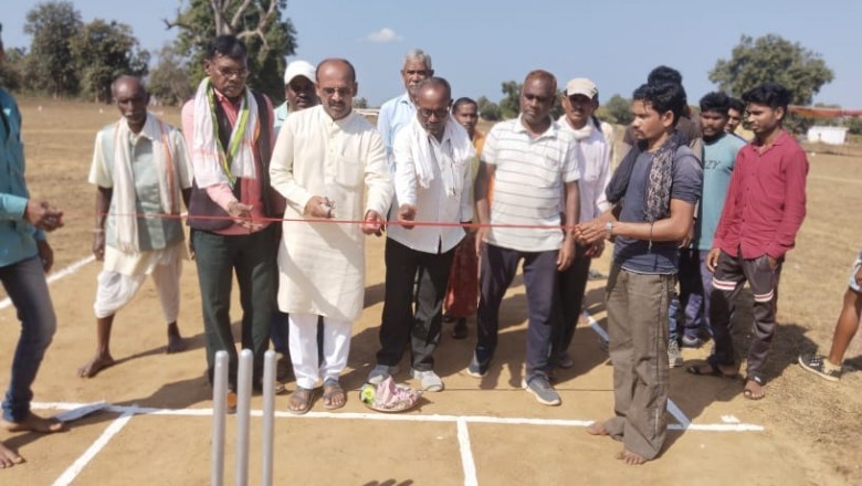 *वनांचल ग्राम जोब में ग्रामीण स्तरीय टेनिस बाल क्रिकेट प्रतियोगिता के शुभारंभ में पहुचे भाजपा मंडल अध्यक्ष रविन्द्र वैष्णव*