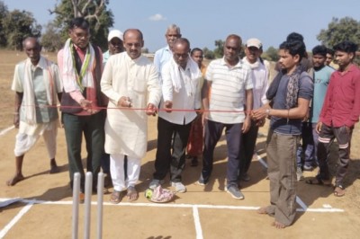 *वनांचल ग्राम जोब में ग्रामीण स्तरीय टेनिस बाल क्रिकेट प्रतियोगिता के शुभारंभ में पहुचे भाजपा मंडल अध्यक्ष रविन्द्र वैष्णव*