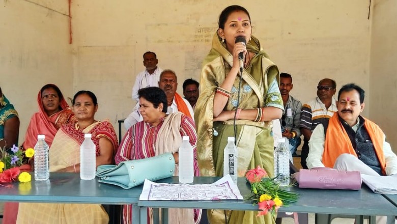जिला पंचायत अध्यक्ष गीता घासी साहू ने बल्ला चलाकर खिलाड़ियों का किया उत्साहवर्धन