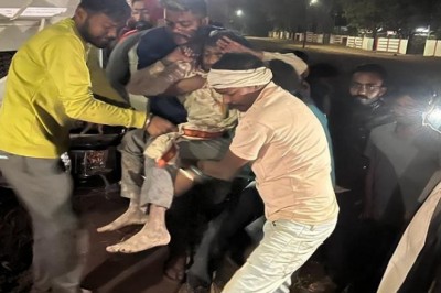 टक्कर इनती तेज थी कि हाईवा की केबिन पूरी तरह पिचक गई।