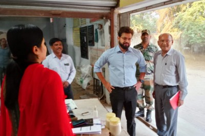 31 दिसंबर को सेवानिवृत्त होने वाले 14 शासकीय सेवकों का कलेक्टर ने पेंशन भुगतान आदेश व श्रीफल देकर किया सम्मान
