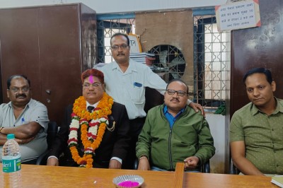 नगर पालिक निगम! 62 वर्ष की आयु पूर्ण कर चुके नगर पालिक निगम के लिपिक को आज दिन शुक्रवार को स-सम्मान विदाई दी गई।