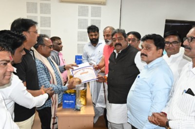 श्रीफल एवं स्मृति चिन्ह भेंट कर किया सम्मान