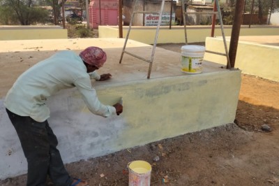 ये सुंदर रंग किसी एमएनसी कंपनी के डिस्टेंपर के नहीं हैं ये लिटिया की बहनों ने बनाये हैं