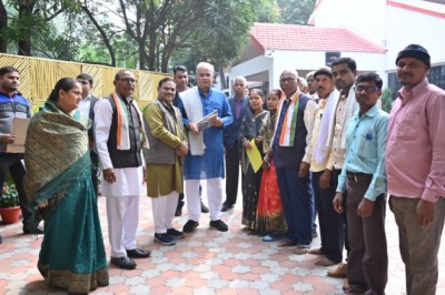 शहीद रामाधीन के शहादत दिवस के कार्यक्रम में आने का मुख्यमंत्री व् प्रभारी मंत्री को दिया आमंत्रण