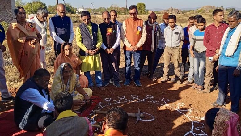 सामुदायिक भवन लोकार्पण एवं भूमिपूजन समारोह में दलेश्वर साहू शामिल हुए