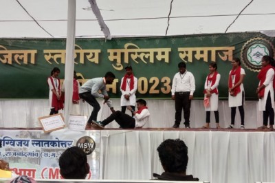 जिला स्तरीय मुस्लिम समाज सम्मेलन में दिग्विजय कॉलेज के छात्रों ने नुक्कड़ नाटक के माध्यम से बताये नशे के दुष्परिणाम