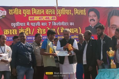 राजीव युवा मितान क्लब खुर्सीपार भिलाई द्वारा मैराथन का आयोजन